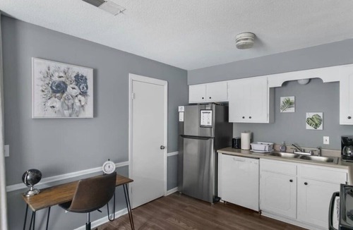 Norwood House | 5 Mins from Uptown & Near Airport- Norwood Nest