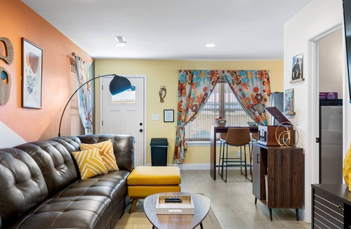 Chattanooga House | 5 mins to DT, family friendly, hot tub, arcade, sleeps 8, fully fenced yard.
