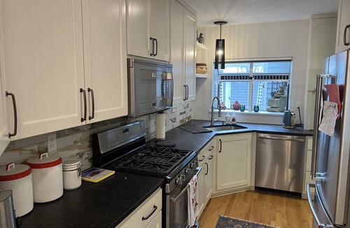 East Town House | 5 Minute Walk to Fiserv Forum, On the River