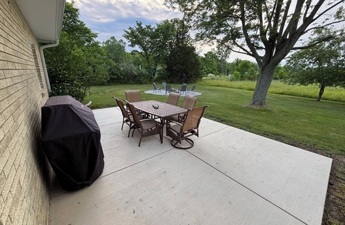 Bridgman House | 5 Minutes from Everything- beaches, craft breweries, vineyards, and orchards.