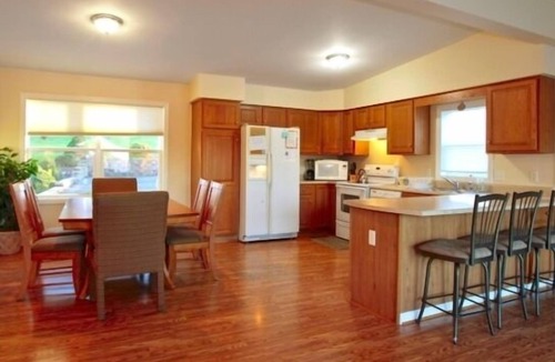 Moneta House | 5 o'clock Somewhere - Pool Table, Walking Distance to Portside Bar & Grill, Just Like New!