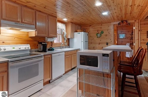 Bellaire Cabin | 5 world class golf courses Nice Cozy Cabin. Min from Schuss Mountain.