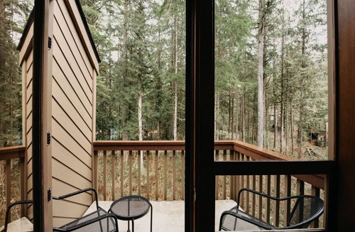 Glacier Condo | 57SW - Fireplace - WiFi - Sleeps 6 by RedAwning