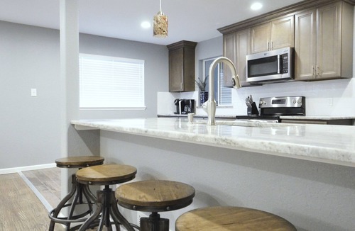 Jewell Heights - Hoffman Heights House | 5bdrms; 6King beds, 2kitchens, 2lvrms; Near Shops & Dining; 1block to Starbucks!