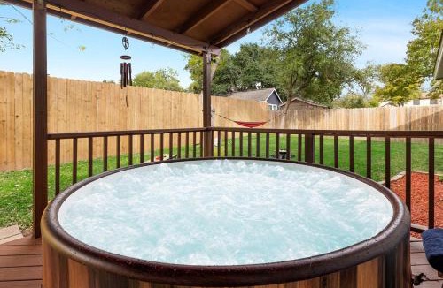 Copperfield House | 5BR Retreat with Game Room, Hot Tub & Big Yard - Sleeps 16 - 15 min to DT