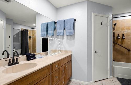 Copperfield House | 5BR Retreat with Game Room, Hot Tub & Big Yard - Sleeps 16 - 15 min to DT