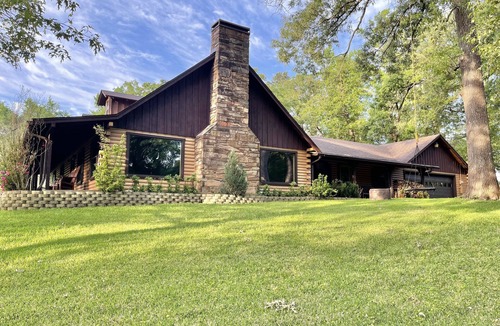Gladewater Cabin | 6 BR Log Home in Piney Woods of East TX with hot tub and POND