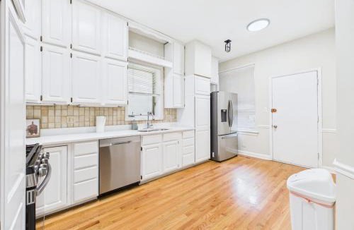 Wrigleyville Apartment | 6 Min Walk to Wrigley King Bed and Parking