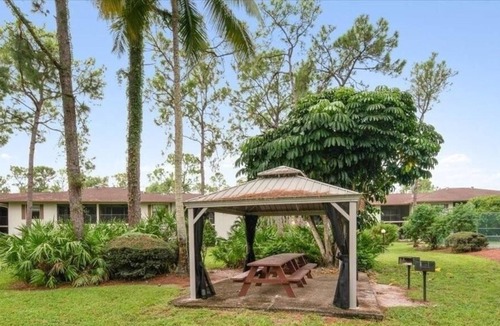 Kings Lake Apartment | 6 minutes from the beach 3 bedroom 2 bath walking distance to Publix&restaurants
