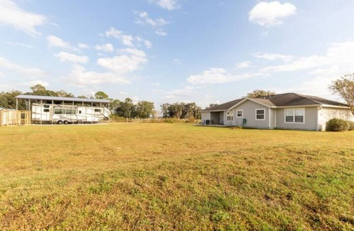 Lake Butler House | 6+ Sleeper Farm Escape with HUGE Yard and RV Hookup is Out Standing in its Field