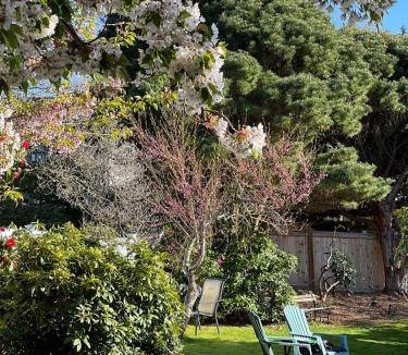 The Bowl of Edmonds Bed & Breakfast | 62 m² Bed and breakfast ∙ 127 guests