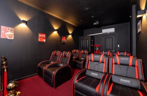 Four Corners House | 6BD InstaWorthy home pool cine and BBQ near Disney
