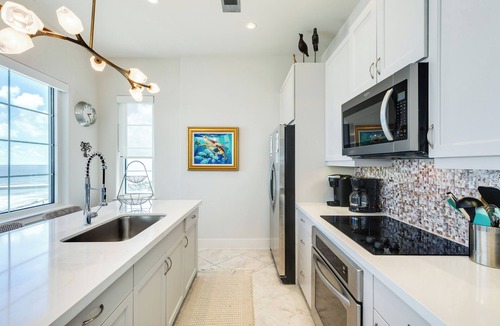 Galveston Condo | 6th Floor Beachfront Condo - Elevator, Private Balcony, Resort Amenities w/POOL