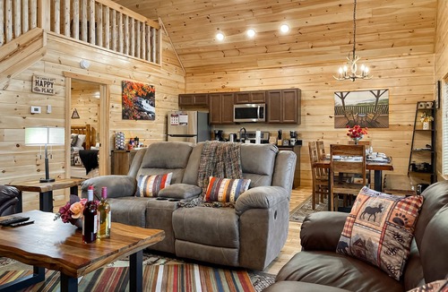 White Oak Lodge Cabin | 7 min to National Park! Resort cabin-Pickleball court-Hot tub-Arcade-Pool table