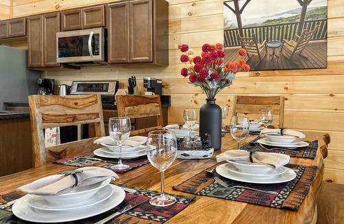 White Oak Lodge Cabin | 7 min to National Park! Resort cabin-Pickleball court-Hot tub-Arcade-Pool table