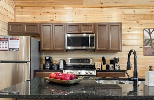 White Oak Lodge Cabin | 7 min to National Park! Resort cabin-Pickleball court-Hot tub-Arcade-Pool table