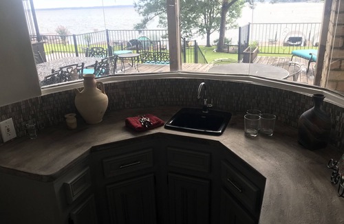 Walden on Lake Conroe House | 70 jet spa, lakefront, boat lift, swim/fish dock, huge yard, grill, Lrg 3300sf
