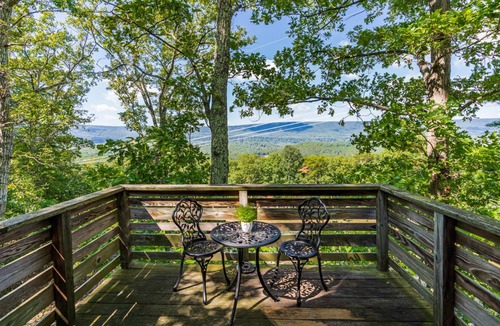 Berkeley Springs Cabin | 70 m² Cabin ∙ 2 bedrooms ∙ 4 guests