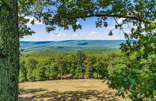 Berkeley Springs Cabin | 70 m² Cabin ∙ 2 bedrooms ∙ 4 guests