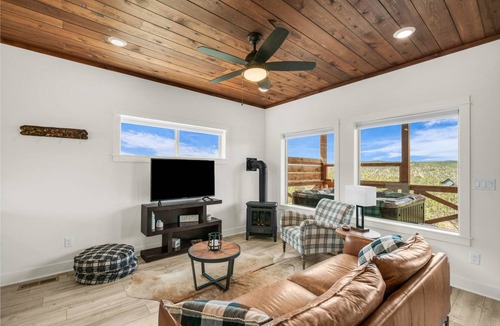 Orderville Cabin | 70 m² Cabin ∙ 2 bedrooms ∙ 4 guests