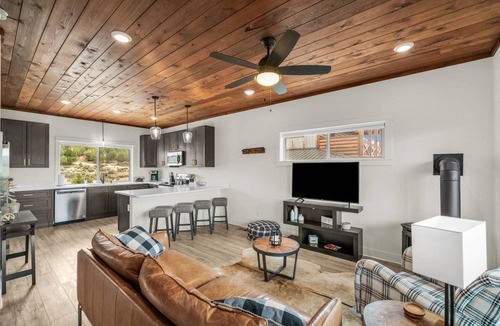 Orderville Cabin | 70 m² Cabin ∙ 2 bedrooms ∙ 4 guests