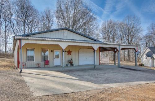 Portland Apartment | 8 Mi to Kentucky Downs Quiet Getaway with Patio