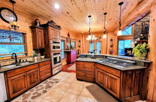 Hidden Lake Cabin | 8 min to BR Lux Lodge, new hot tub, views, all paved roads, and game room.