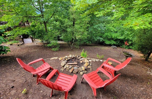 Hidden Lake Cabin | 8 min to BR Lux Lodge, new hot tub, views, all paved roads, and game room.