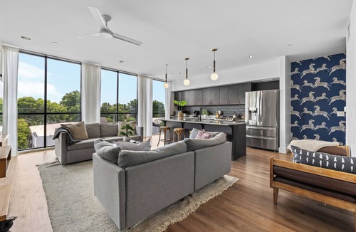 Woodland in Waverly Condo | 8 Minutes to Broadway-Balcony-Walkable-3 King Beds
