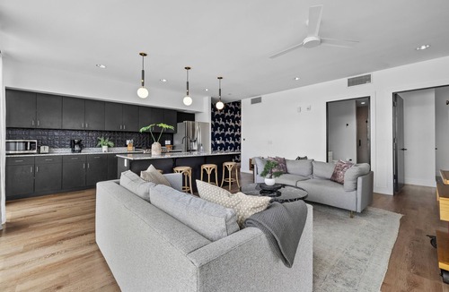 Woodland in Waverly Condo | 8 Minutes to Broadway-Balcony-Walkable-3 King Beds