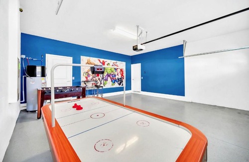 Davenport House | 8BR Mansion with Pool Hot Tub and Games Room