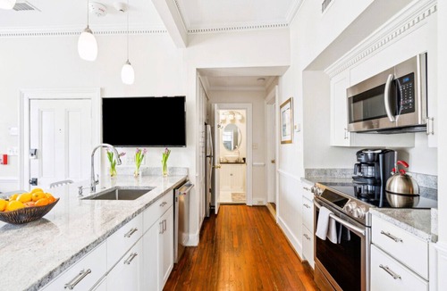 Cannonborough Elliotborough House | 8D at Saint Philip Square, One Block to King, Top Floor Apt with Private Balcony