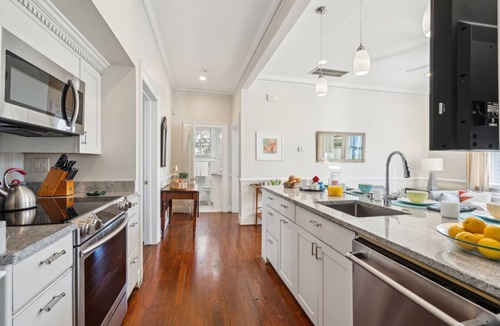 Cannonborough Elliotborough House | 8D at Saint Philip Square, One Block to King, Top Floor Apt with Private Balcony