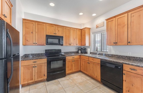Sand Point House | 9 bed home/Ocean Views/steps to Beach & Pool/Pet Friendly/Fenced yard