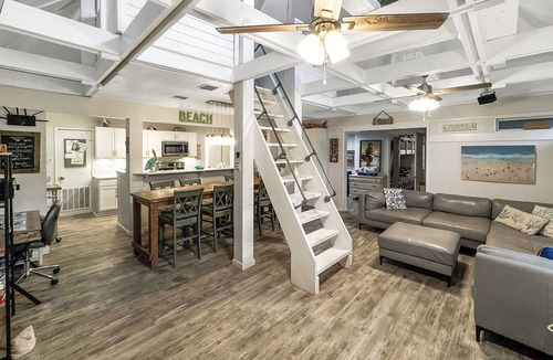 Port Aransas House | A block from beach * PRIVATE POOL* Bunk Room * Large Screened in hang out porch