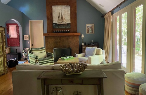 Union Pier House | A Charming Cottage waiting to be enjoyed. *3 night minimum stay required*.