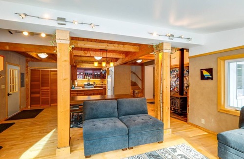 Fairbanks House | A Chena Dream Alaskan Retreat - Northern Lights viewing, Soaking Tub, Game Room