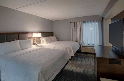 St. Charles House | A Luxurious and Beautiful Queen Room! Free WiFi
