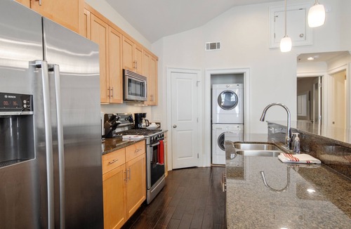 Central Business District Condo | “A Stone's Throw” from French Quarter-Modern Charm Gorgeous CBD Condo