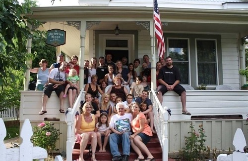 Grass Valley House | A Victorian Rose, DOWNTOWN, hot tub, man cave,couples, families & groups welcome