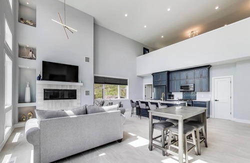 Williams Bay House | Above The Bay | 3BR + Loft, Arcade, Deck, Near Pier 290 & Williams Bay Beach
