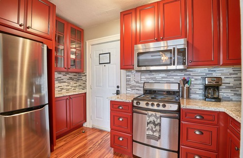 Newberg Apartment | Above the downtown scene stay at the Yamhill Flats: Suite 4