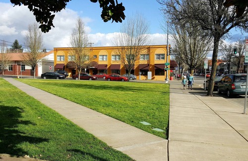 Newberg Apartment | Above the downtown scene stay at the Yamhill Flats: Suite 4