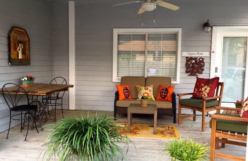 New Braunfels Cabin | Across Street From Comal River, 1 Block To Schlitterbahn, 3 Blocks To Downtown