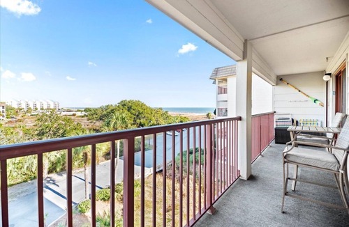 Folly Field Condo | Admirals Row B320 | Ocean View, Resort Pool!