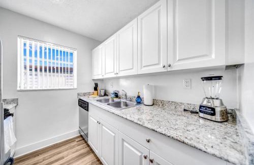 Survey Creek Apartment | Adorable Condo in Peaceful Area - Palm Wave Says