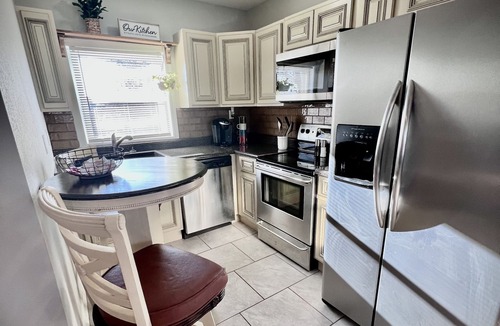 Powell Cottage | Adorable Cottage fully stocked and convenient to everything!