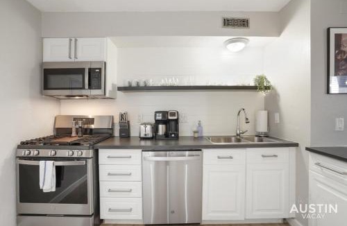 Brentwood Apartment | Adorable N Lamar Living, Pool and Comfort for All