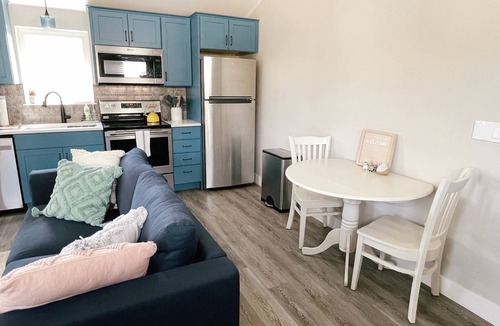 Sunnyside House | Adorable Two-Bedroom Carriage House with Patio