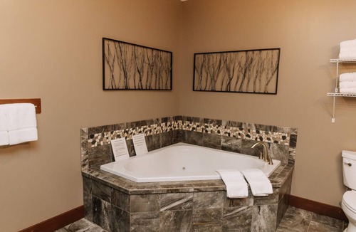 Dundee Cabin | Adventure Awaits Suite: Luxury, Lodge Suite in Amish Country, Ohio.